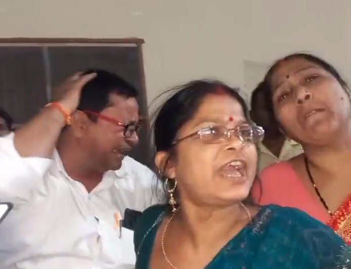 Ballia : बलिया के निजी अस्पताल में ऑपरेशन के दौरान महिला की मौत, परिजनों का हंगामा और पुलिस का बल प्रयोग