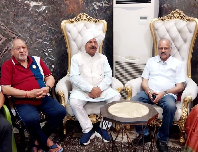 Agra : रुनकता को नगर पंचायत बनाने की मांग तेज, पूर्व मंत्री चौधरी उदयभान सिंह ने दिया समर्थन