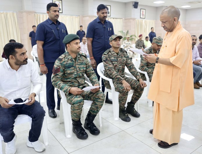 Lucknow : जनता दर्शन- बेफिक्र होकर देशसेवा कीजिए, आपके परिवार की सुरक्षा, सम्मान सरकार के जिम्मे: सीएम योगी