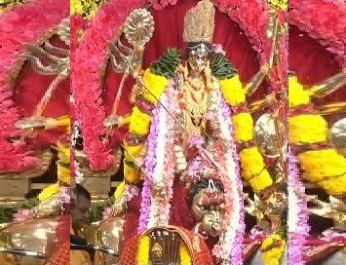 चैत्र नवरात्रि 2026: छतरपुर के श्री आद्या कात्यायनी शक्तिपीठ में सप्तमी की भव्य आरती, श्रद्धा का उमड़ा जनसैलाब। 