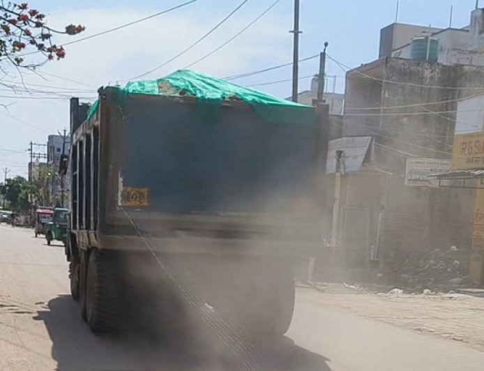 Hapur: हापुड़ में दिनदहाड़े अवैध खनन का खेल, डंफरों की रफ्तार से खतरे में जान—प्रशासन मौन। 