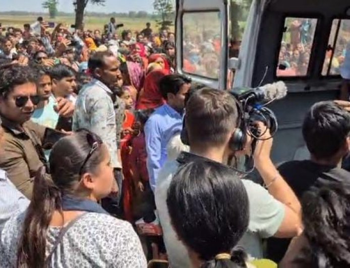 Sitapur : रियाद मिसाइल हमले में जान गंवाने वाले सीतापुर के युवक का शव गांव पहुंचा, परिजनों में मचा कोहराम