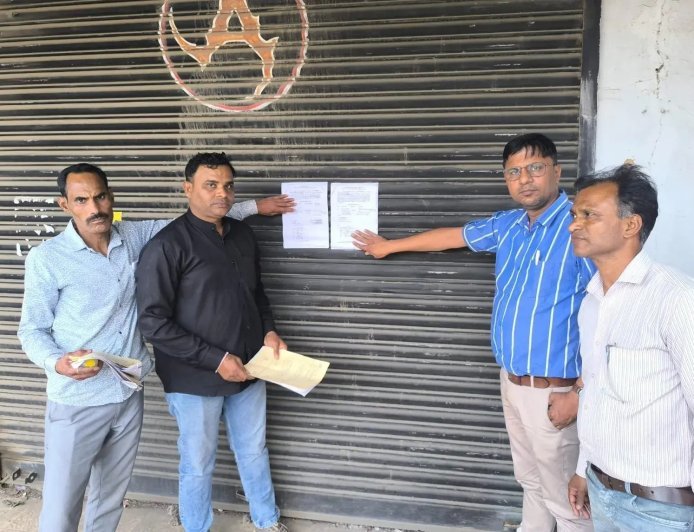 Varanasi : 24 लाख का गृहकर बकाया होने पर वाराणसी नगर निगम ने भवन किया कुर्क, नीलामी की चेतावनी