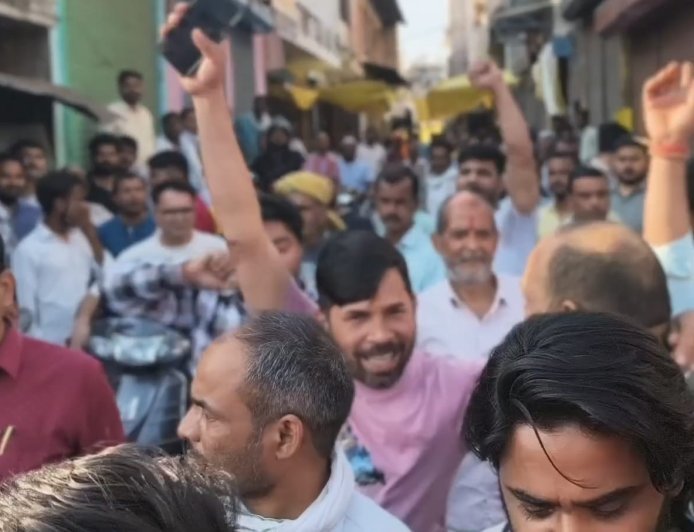 Barabanki : खाद्य विभाग की छापेमारी के विरोध में बाराबंकी के व्यापारी उतरे सड़कों पर, गल्ला मंडी में दुकानें बंद कर किया प्रदर्शन
