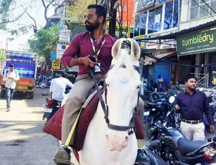 देवास में पेट्रोल का संकट: बुलेट छोड़ घोड़े पर सवार होकर बैंक ड्यूटी पहुंचे गोपाल ठाकुर।