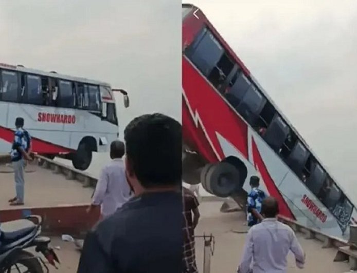 मौत का तांडव: पद्मा नदी में गिरी सवारियों से भरी बस, 23 ने गंवाई जान, रेस्क्यू ऑपरेशन जारी।