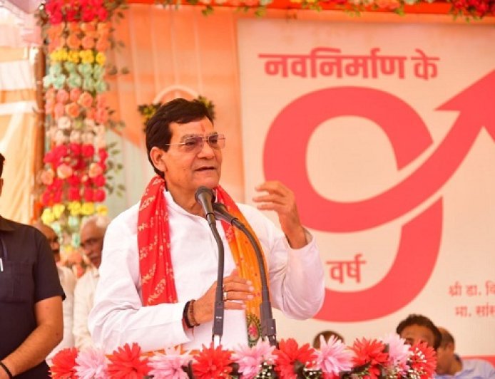 Lucknow: मंत्री ए के शर्मा की प्रेरक पहल, प्रभार जनपद भदोही में आत्म लक्ष्य निर्धारित कर उसे प्राप्त करने का दिलाया संकल्प। 