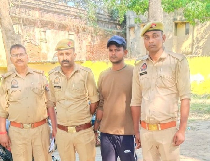 Sitapur : सिधौली पुलिस को मिली बड़ी सफलता, शातिर हिस्ट्रीशीटर गिरफ्तार, लाखों के जेवरात और सामान बरामद
