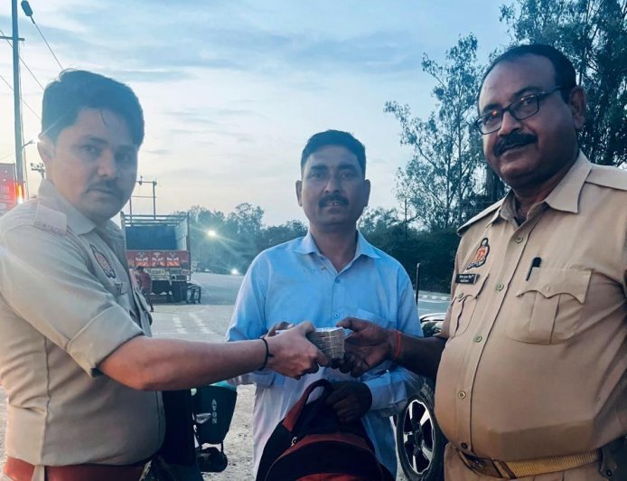 Hardoi : संडीला पुलिस की मिसाल- 50 हजार रुपये से भरा खोया हुआ बैग सुरक्षित लौटाकर जीता जनता का दिल