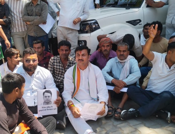 Hathras : युवक की हत्या के आरोपियों की गिरफ्तारी न होने पर आक्रोश, कांग्रेस नेता चंद्रगुप्त विक्रमादित्य पीड़ित परिवार के साथ धरने पर बैठे