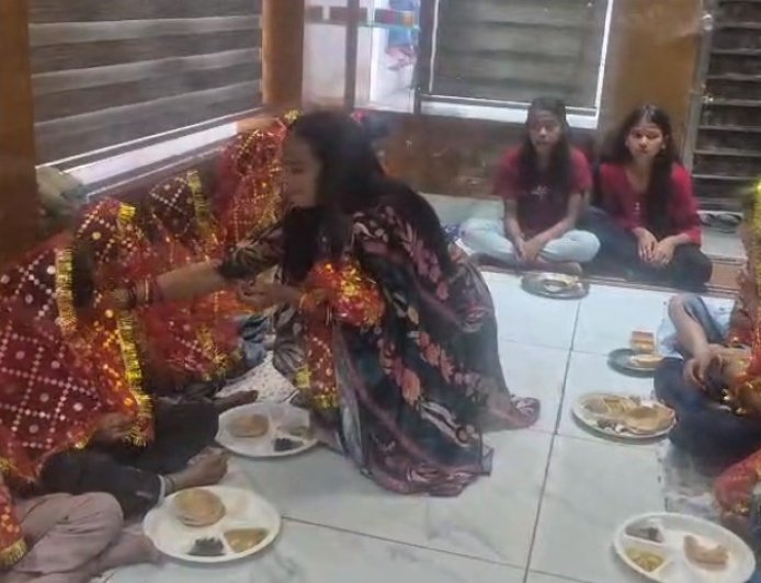 Sambhal: नवरात्रि की पूर्णाहुति पर कन्या पूजन: आस्था, परंपरा और श्रद्धा का अद्भुत संगम। 