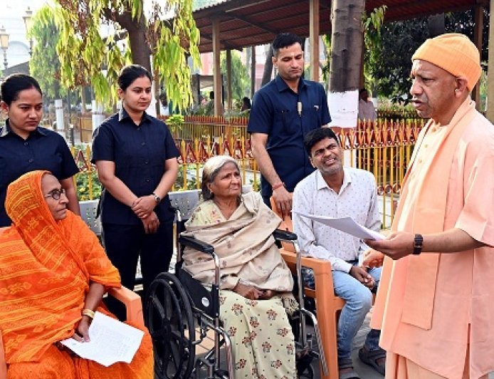 Gorakhpur: जनता दर्शन- दबंगई से जुड़े मामलों पर सीएम योगी आदित्यनाथ ने पुलिस अधिकारियों को दिए निर्देश। 