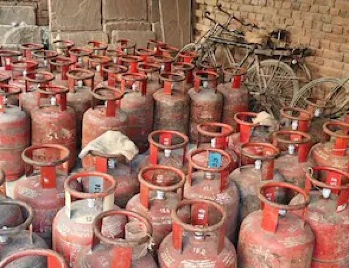 Deoband : गैस सिलिंडरों की हो रही कालाबाजारी, भाकियू की धरना प्रदर्शन की चेतावनी