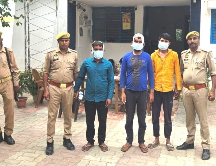 Hardoi : पुलिस ने भूमि विवाद में बुजुर्ग की मौत के मामले में तीन आरोपियों को लाठियों सहित किया गिरफ्तार