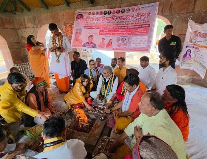 Pilibhit: माधोटांडा स्थित गोमती नदी के उद्गम तट पर वन मंत्री अरुण कुमार  ने गोमती दर्शन यात्रा का हवन पूजन कर किया श्रीगणेश। 