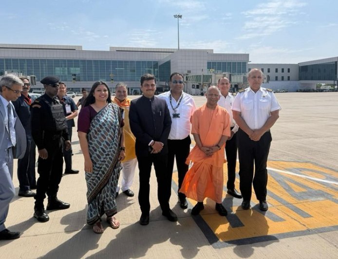 ऐतिहासिक क्षण: जेवर से पहली उड़ान, राज्यपाल आनंदीबेन पटेल व सीएम योगी ने किया लखनऊ का सफर।