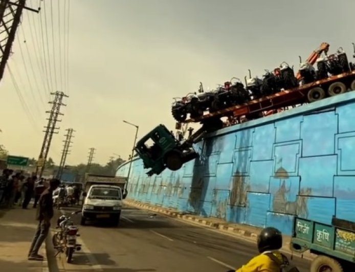 रेलिंग तोड़कर हवा में लटका ट्रैक्टरों से लदा कैंटर, बाल-बाल बची चालक की जान, फ्लाईओवर के किनारे घंटों झूलता रहा भारी भरकम वाहन।