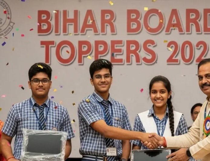 बिहार बोर्ड मैट्रिक रिजल्ट 2026: टॉपर्स पर होगी धनवर्षा, नकद राशि के साथ मिलेंगे लैपटॉप और किंडल ई-रीडर।