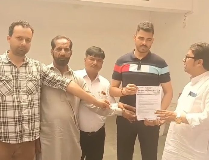 Sambhal: सम्भल में एम्स की मांग तेज: आजाद अधिकार सेना ने प्रधानमंत्री के नाम सौंपा ज्ञापन।