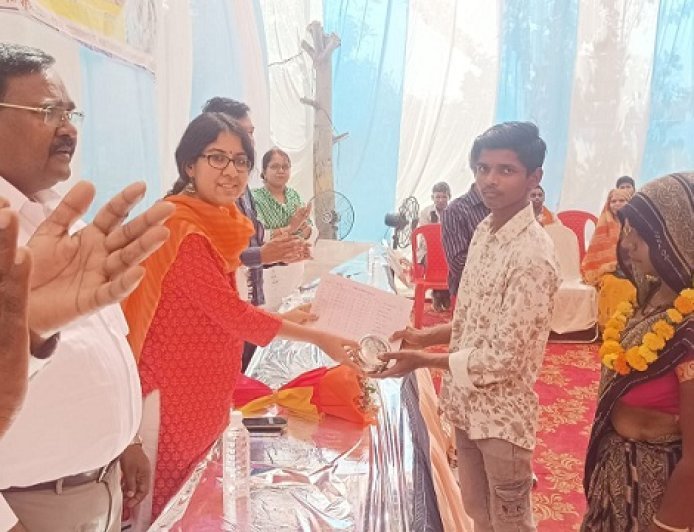 Hardoi: शिक्षा और सम्मान का संगम: सुन्दरपुर विद्यालय में वार्षिकोत्सव में चमके नन्हे सितारे। 