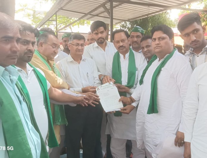 Deoband: बसेड़ा में हाईवे पर पथमार्ग का निर्माण कराने और आरोपियों पर कार्यवाही को लेकर भाकियू संघर्ष ने किया प्रदर्शन। 