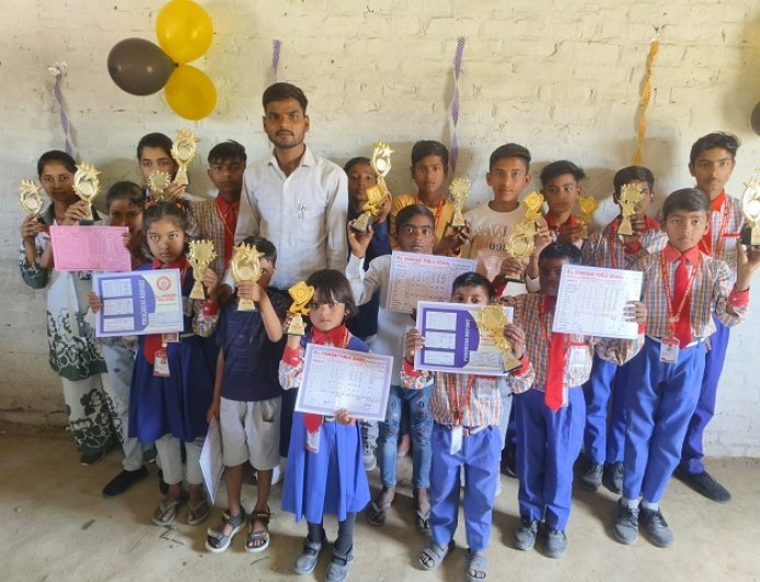 Hardoi: महावीर जयंती पर विद्यालय में प्रगति पत्र एवं सम्मान समारोह सम्पन्न। 