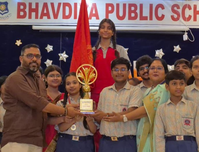 Ayodhya : भवदीय पब्लिक स्कूल में वार्षिक उत्सव का आयोजन, मेधावी विद्यार्थियों को मिला सम्मान