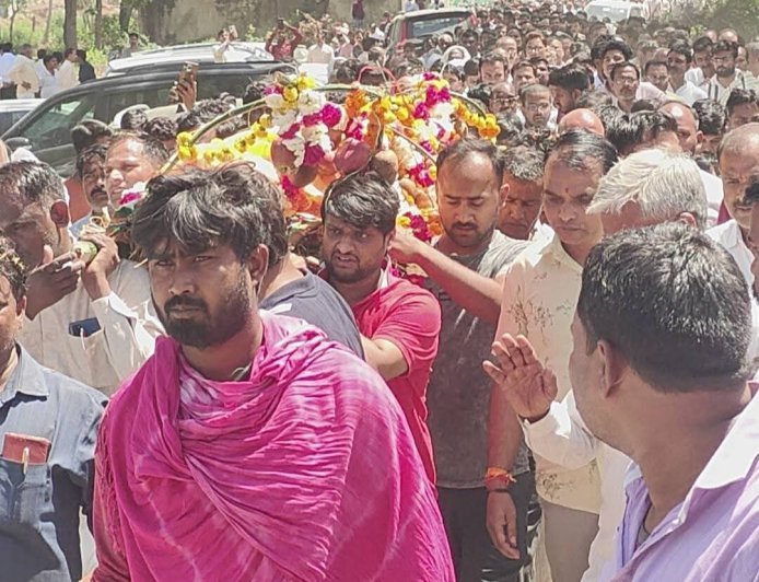 Santkabirnagar : पूर्व विधायक शीतल पांडेय के पुत्र मानवेंद्र 'मन्नू' का निधन, नम आंखों से दी गई अंतिम विदाई