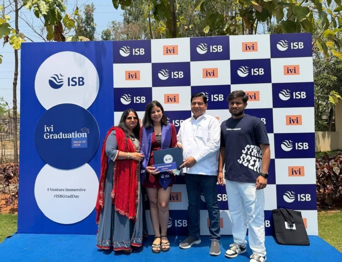 Hathras : सासनी की बेटी दीक्षा सिंह ने आईएसबी हैदराबाद से हासिल की डिग्री, क्षेत्र का नाम किया रोशन