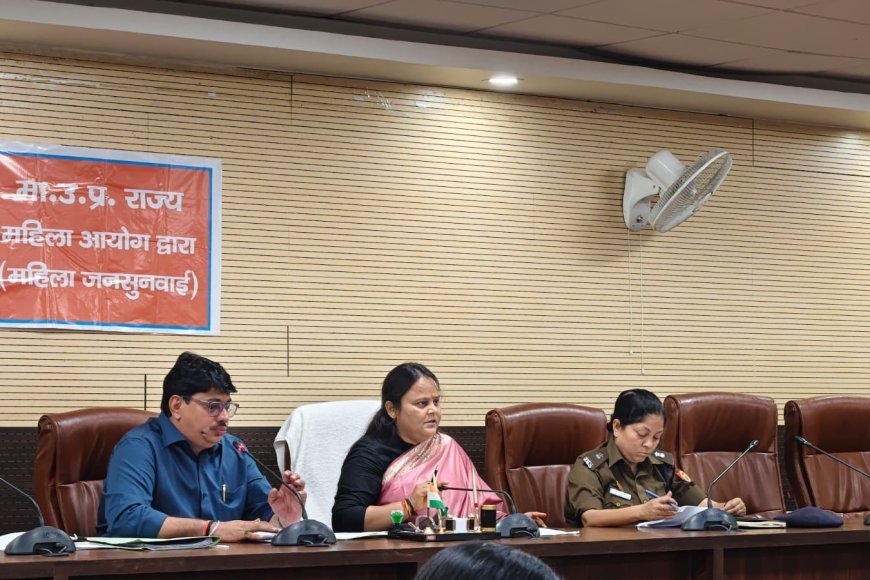 Varanasi : महिला आयोग सदस्य गीता विश्वकर्मा ने जनसुनवाई में महिलाओं की समस्याओं का त्वरित निस्तारण कराने के निर्देश दिए