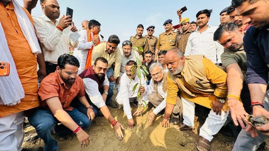 काशी ने रचा इतिहास! सीएम योगी के नेतृत्व में 1 घंटे में 2,51,446 पौधे रोपकर तोड़ा चीन का 8 साल पुराना गिनीज रिकॉर्ड।