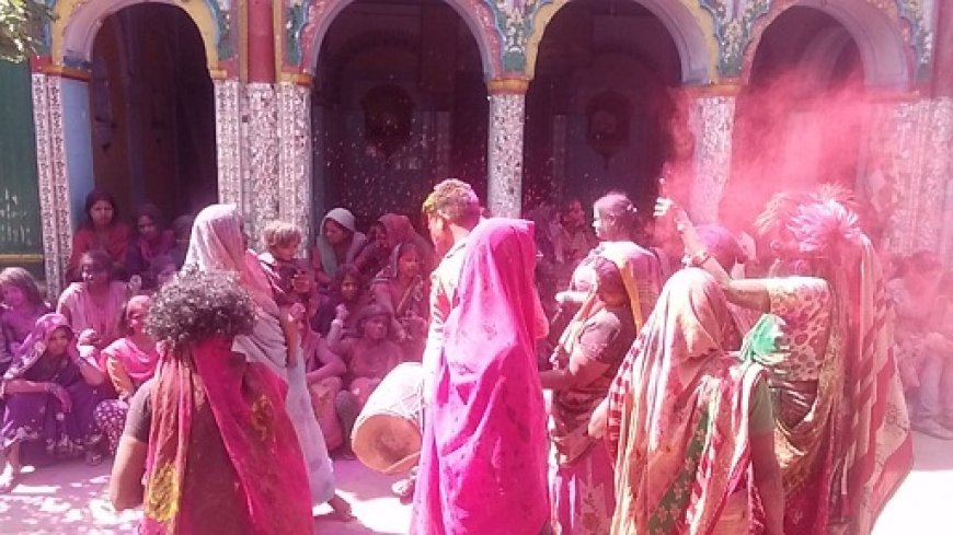 Pilibhit: माधोटांडा की अनोखी होली: एक दिन महिलाओं का एकछत्र राज, पुरुष नतमस्तक। 