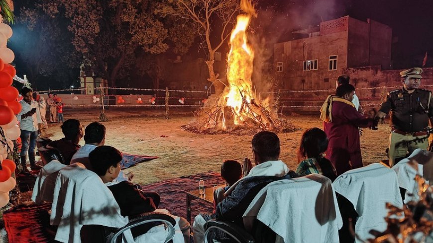 Hardoi: श्रद्धा और परंपरा के साथ मनाया गया होलिका दहन, पुलिस लाइन में भी पारंपरिक आयोजन।