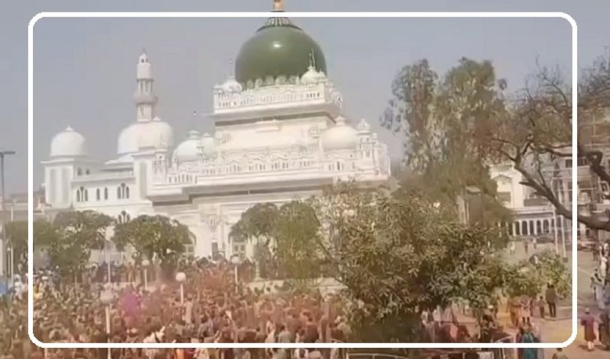 हाजी वारिस अली शाह की मजार पर बिखरे होली के रंग: हिंदू-मुस्लिम युवाओं ने मिलकर निभाई 100 साल पुरानी परंपरा। 