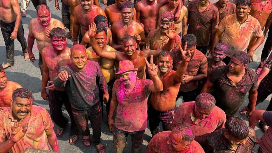 सम्भल में पुलिस की हुड़दंगी होली: पुलिसकर्मियों संग जमकर नाचे एसपी, दमकल से बरसाया भगवा रंग।