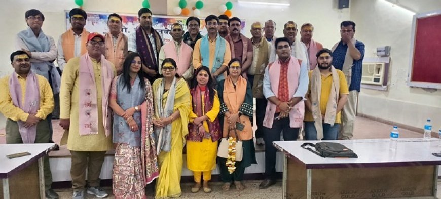 Agra: आगरा में वी.टी. एजुकेशन ट्रस्ट का होली मिलन समारोह आयोजित, समाजसेवी व शिक्षाविदों ने की सहभागिता।