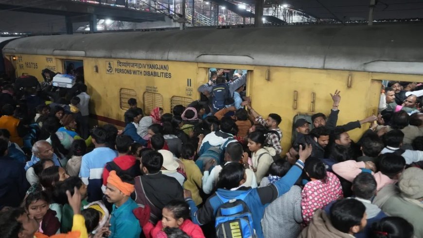 दिल्ली के शाहदरा रेलवे स्टेशन पर फोन छीनकर भाग रहे शख्स का पीछा करते समय 22 साल का युवक ट्रेन से कटा, हुई मौत। 