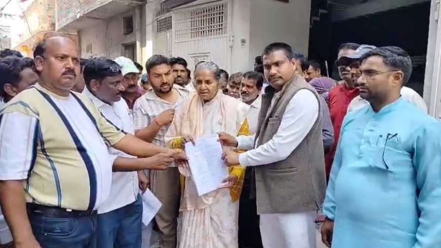 Sambhal: कोरोना काल के बकाया वेतन समेत कई मांगों को लेकर सफाई कर्मियों का प्रदर्शन, शिक्षा मंत्री को सौंपा ज्ञापन।