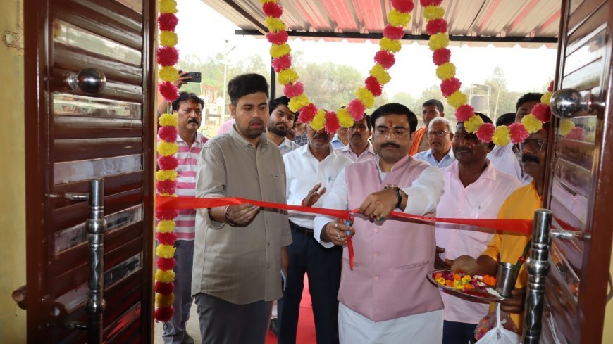 Hardoi : जिलाधिकारी ने विकास खंड बावन का किया निरीक्षण, मानव दिवस की प्रगति रिपोर्ट की समीक्षा की