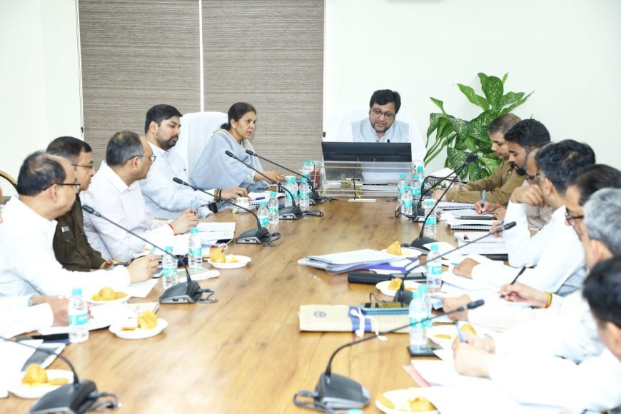 Lucknow : आबकारी मंत्री ने विभाग के कार्यों की समीक्षा कर कम राजस्व वसूली वाले 10 जनपदों के जिला आबकारी अधिकारियों से स्पष्टीकरण लेने के निर्देश दिए