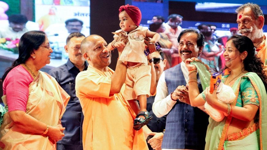 Lucknow : अंतरराष्ट्रीय महिला दिवस कार्यक्रम- 'जब सीएम ने कहा, इमरती के साथ अब खाऊंगा जौनपुर की नमकीन..'