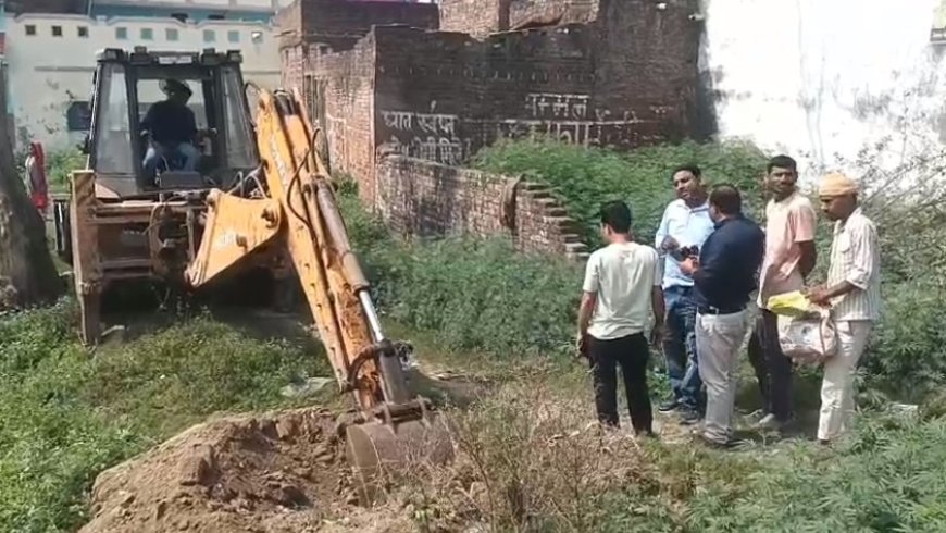 सम्भल में खाली प्लॉट के सीमांकन को लेकर विवाद, जेसीबी चलने पर स्थानीय लोगों ने जताया विरोध।