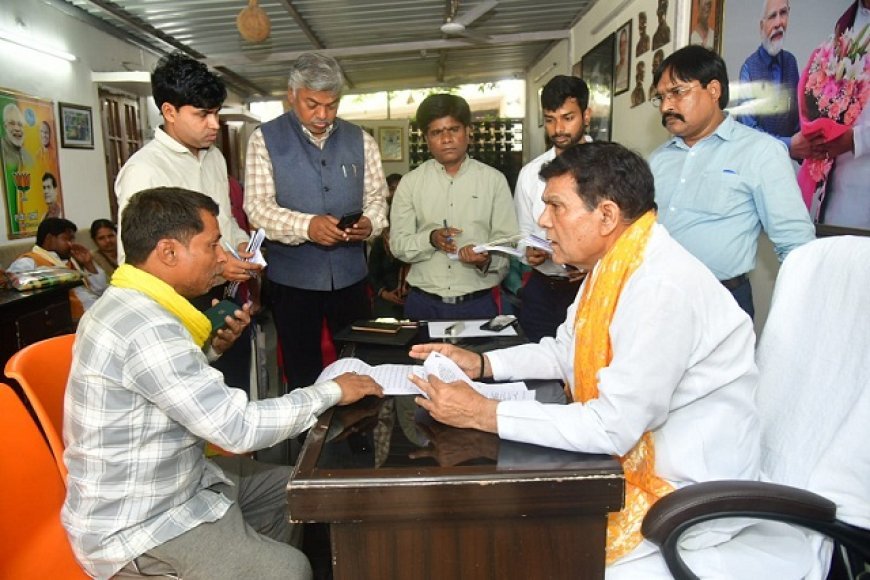 Lucknow: नगर विकास एवं ऊर्जा मंत्री ए के शर्मा ने लखनऊ स्थित आवास पर की जनसुनवाई। 