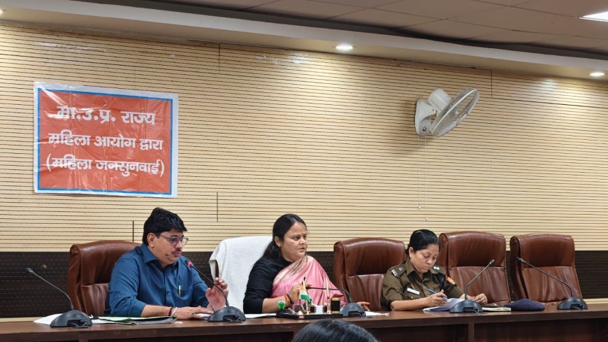 Varanasi : महिला आयोग सदस्य गीता विश्वकर्मा ने जनसुनवाई में महिलाओं की समस्याओं का त्वरित निस्तारण कराने के निर्देश दिए