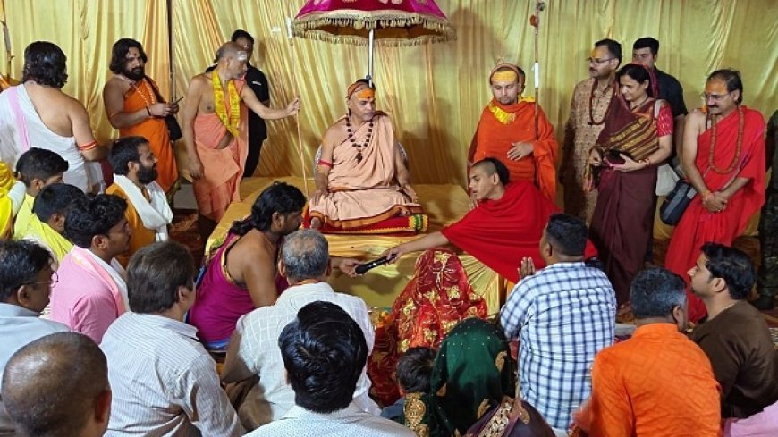 Sitapur: मौन व्रत में नैमिषारण्य पहुंचे शंकराचार्य अविमुक्तेश्वरानंद, मां ललिता देवी के किए दर्शन; गाय को राष्ट्रमाता का दर्जा देने की मांग।