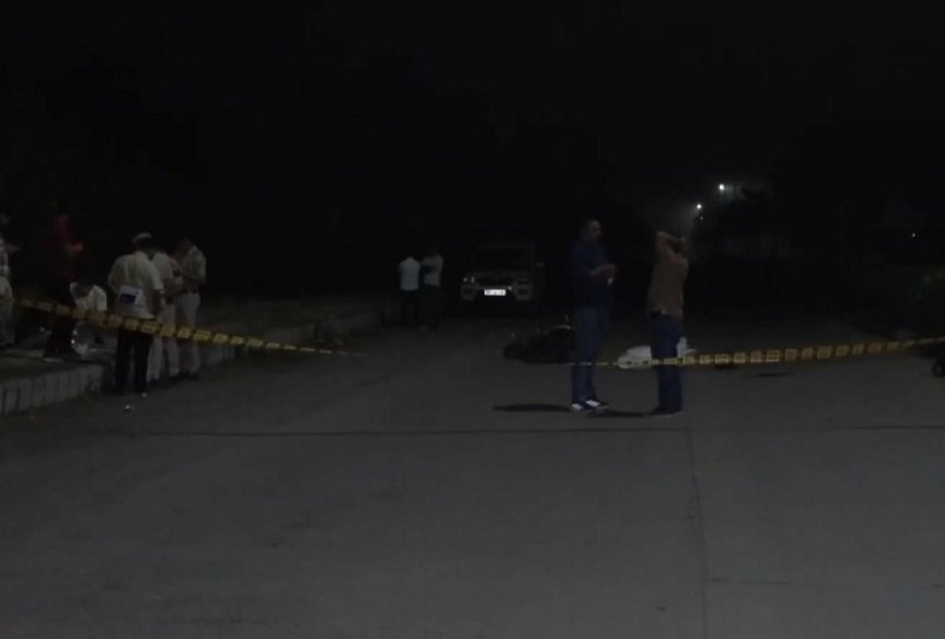 दिल्ली में भीषण मुठभेड़: शाहाबाद डेयरी में 11 राउंड फायरिंग, दो बदमाश घायल, बवाना कारोबारी हत्याकांड के फरार आरोपी एनकाउंटर में पकड़े।