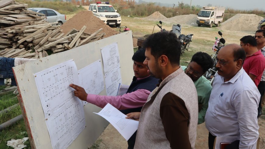 Hardoi : जिलाधिकारी अनुनय झा ने किया नर्सिंग कॉलेज का निरीक्षण, कार्यों को लेकर गुणवत्ता पर जोर और समय-सीमा में पूरा करने के दिए सख्त निर्देश