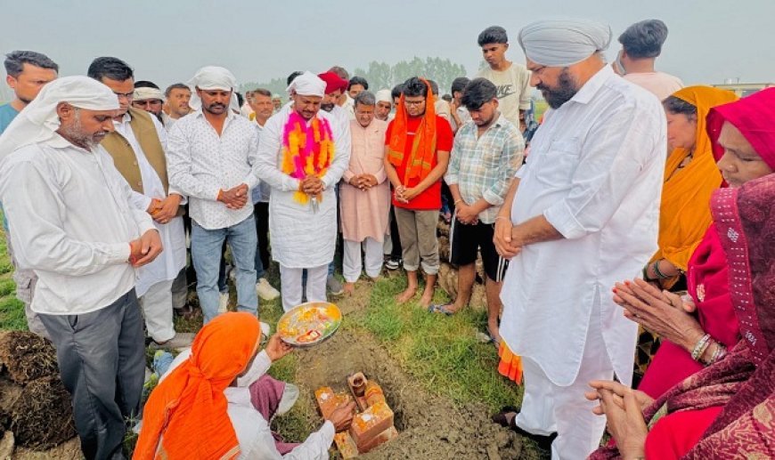 Bajpur: भीमराव अंबेडकर की प्रतिमा बारात घर की चार दिवारी का नारियल तोड़कर किया शिलान्यास। 