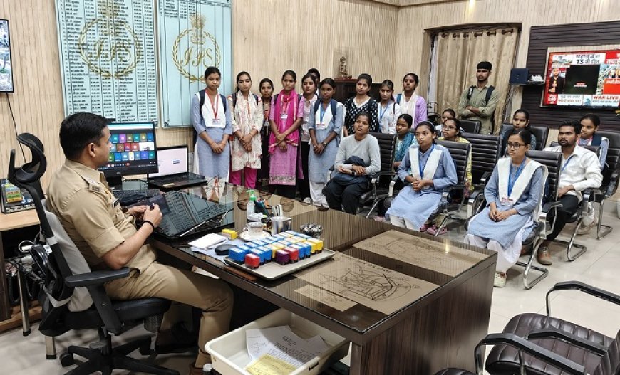Hardoi: SPEL कार्यक्रम के तहत छात्र-छात्राओं को पुलिस कार्यप्रणाली से कराया गया रूबरू। 