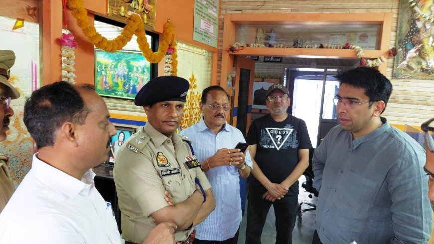 Hathras : डीएम और एसपी ने गैस एजेंसियों का औचक निरीक्षण किया, समय पर सिलेंडर देने के निर्देश दिए